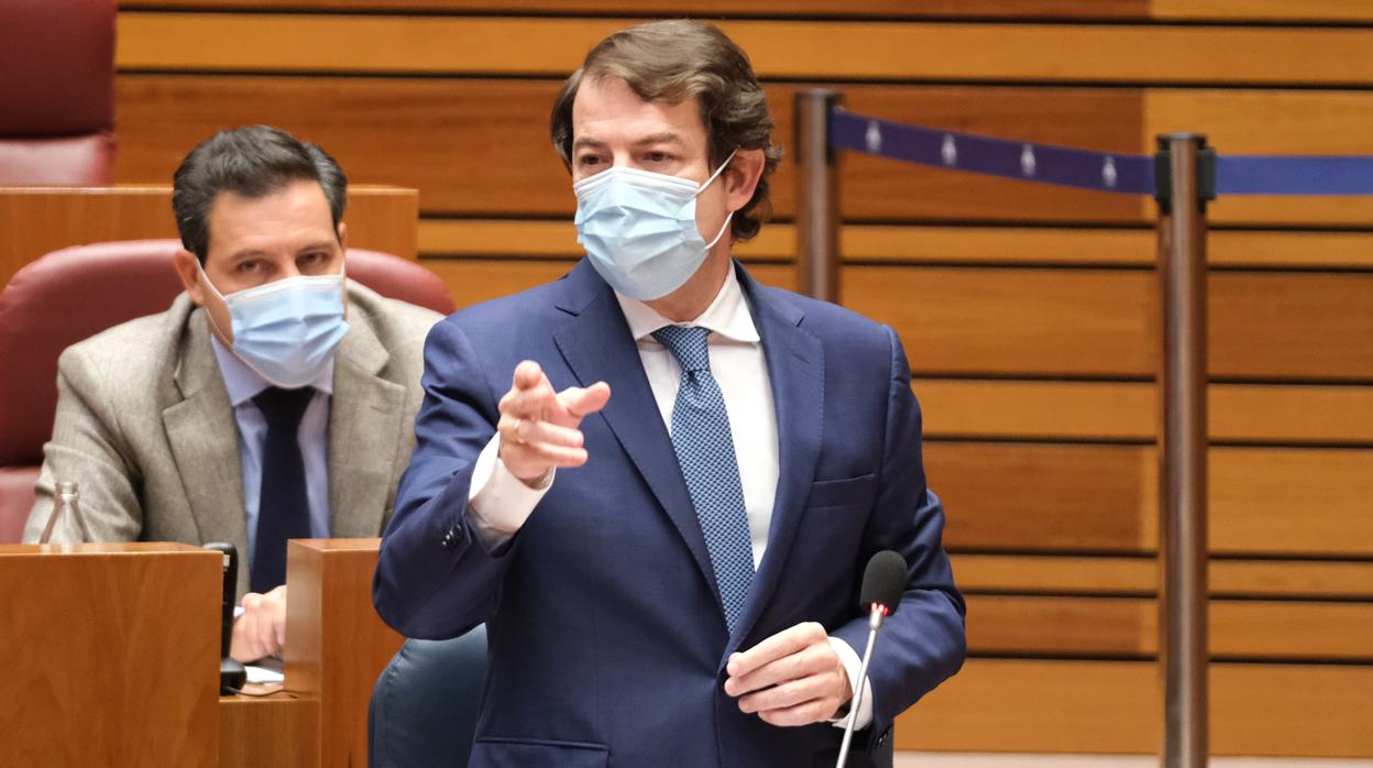 El presidente de la Junta de Castilla y León, Alfonso Fernández Mañueco, en el pleno de este martes