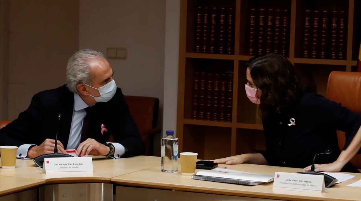 El consejero de Sanidad, Enrique Ruiz Escudero, junto a la presidenta Díaz Ayuso