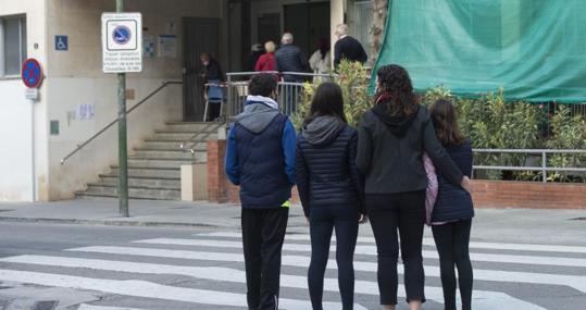 M. J. O., junto a sus hijos, ante el CAP de Esplugues que les denegó la prueba