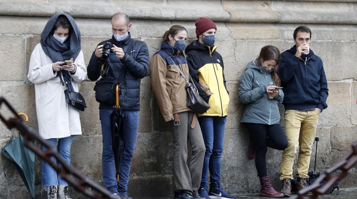 Un grupo de jóvenes en la Plaza del Obradoiro