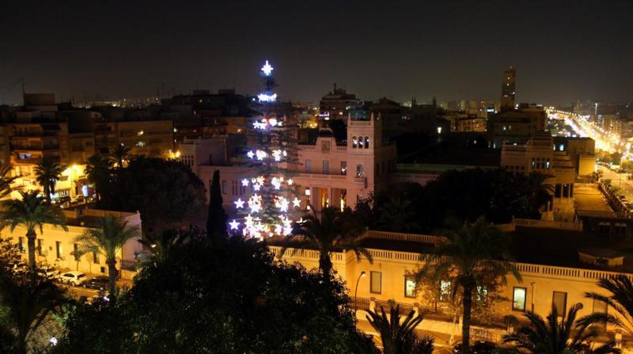 Árbol de Navidad plantado en la plaza del Museo Arqueológico Marq de Alicante hace unos años