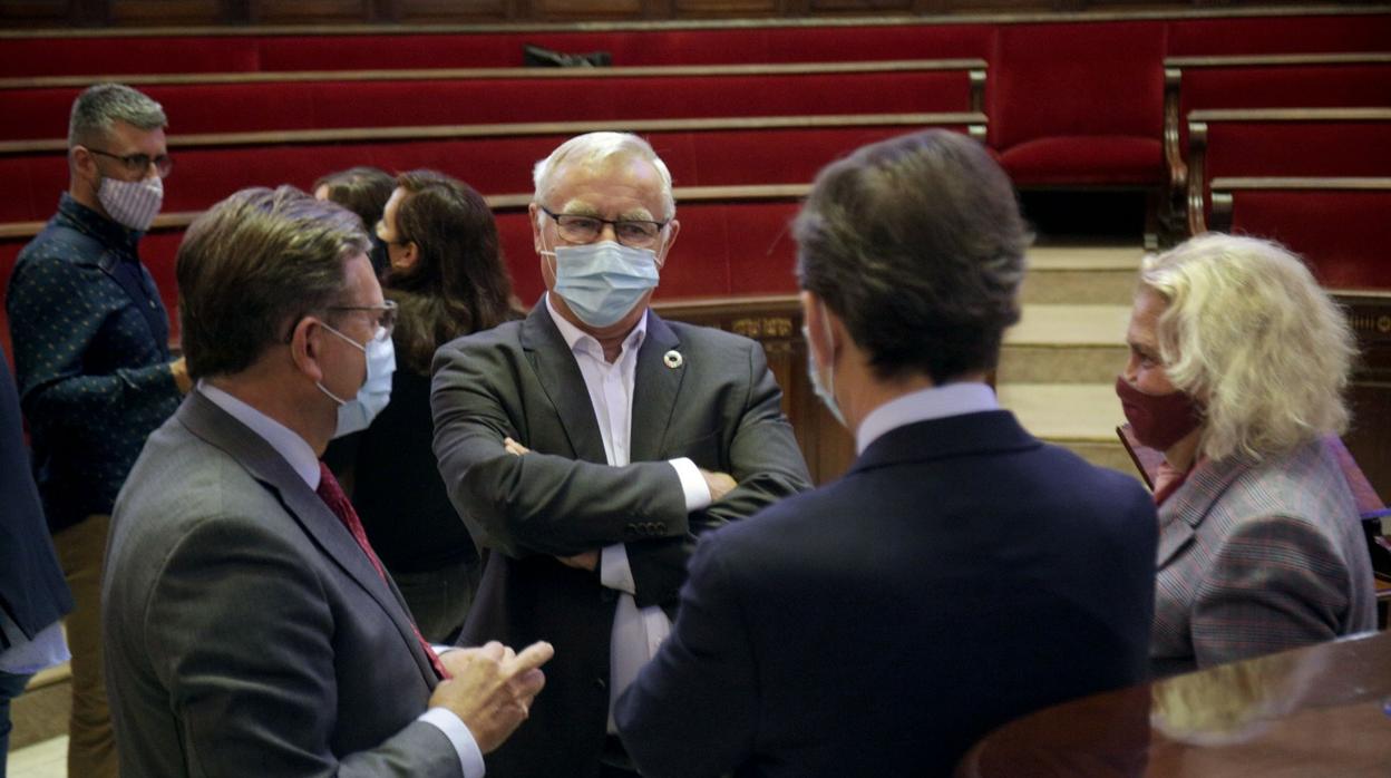 Imagen del alcalde de Valencia, Joan Ribó, junto a otros concejales en el Debate del Estado de la Ciudad