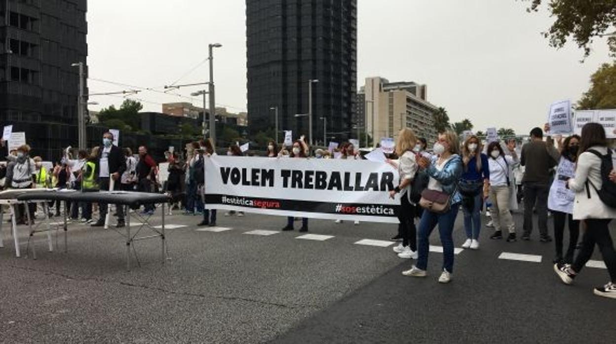 Esteticistas manifestándose en la Avenida Diagonal