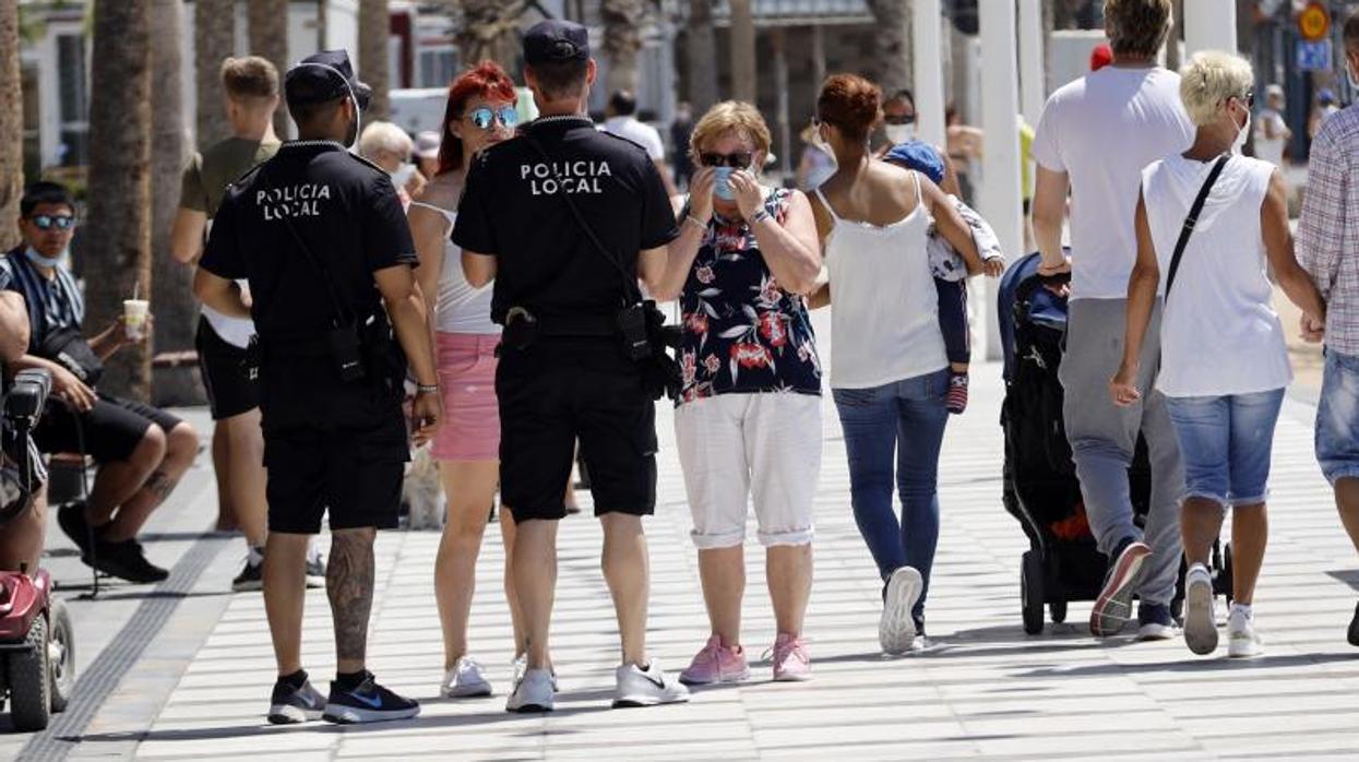 Dos policías locales de Benidorm en la zona del Rincón de Loix