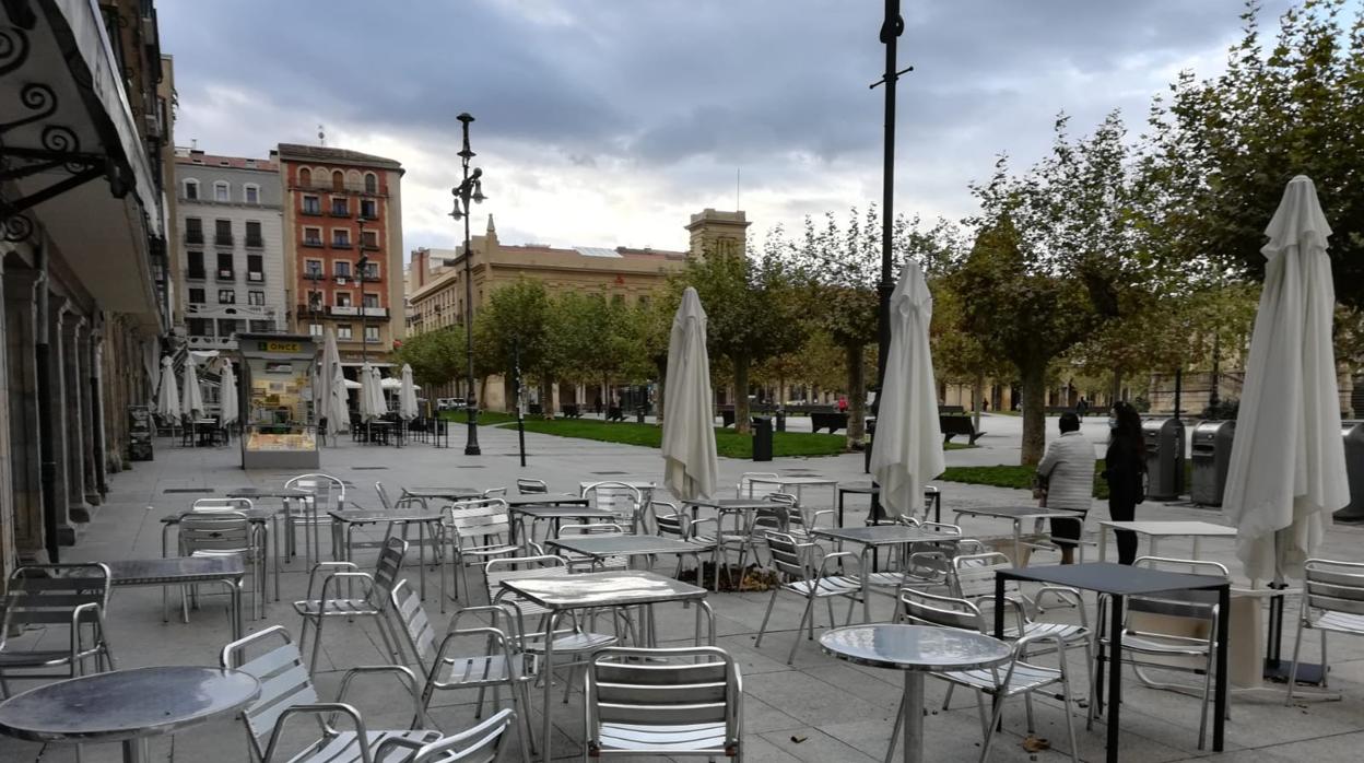 Imagen de las terrazas cerradas de los bares en la Plaza del Castillo de Pamplona