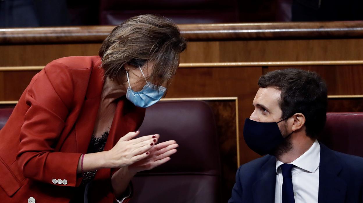 Pablo Casado, en su escaño, junto a la portavoz del PP en el Congreso, Cuca Gamarra