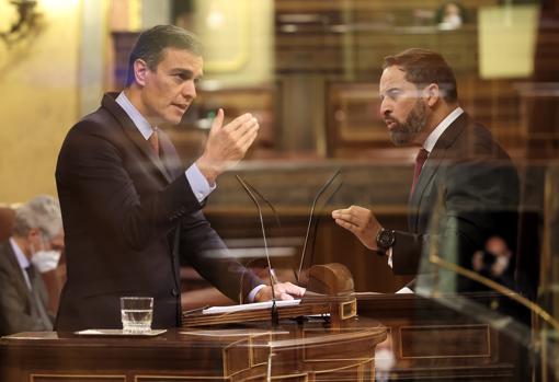 El presidente del Gobierno, Pedro Sánchez, y Santiago Abascal en la moción de censura planteada por Vox