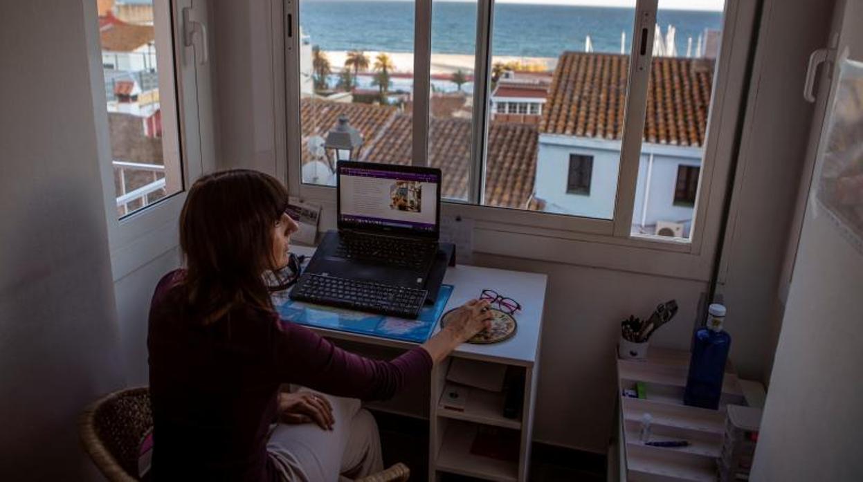 Una mujer en su espacio para teletrabajo en su domicilio