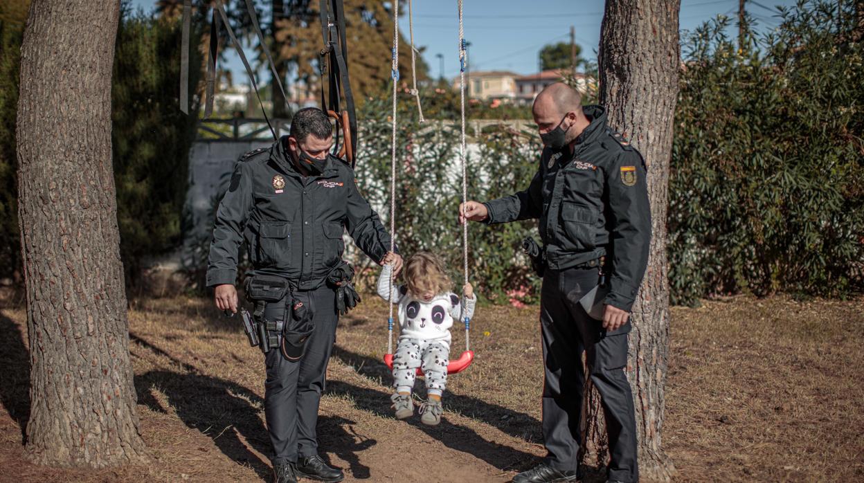 Imagen de los agentes con la pequeña Marina