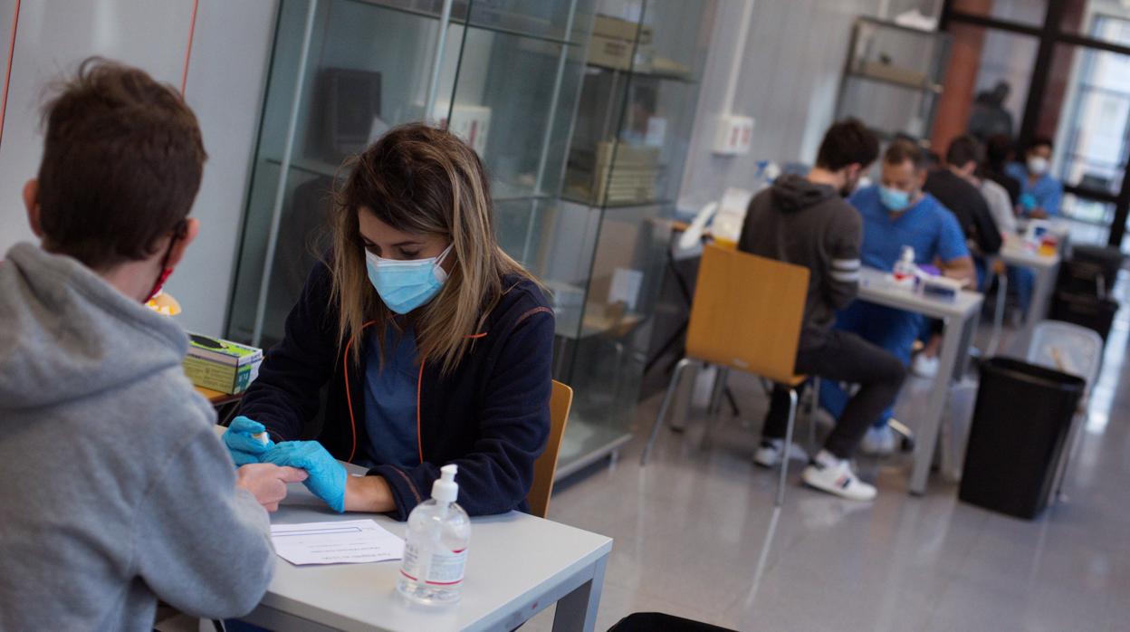 Pruebas serológicas a estudiantes en el campus de Orense