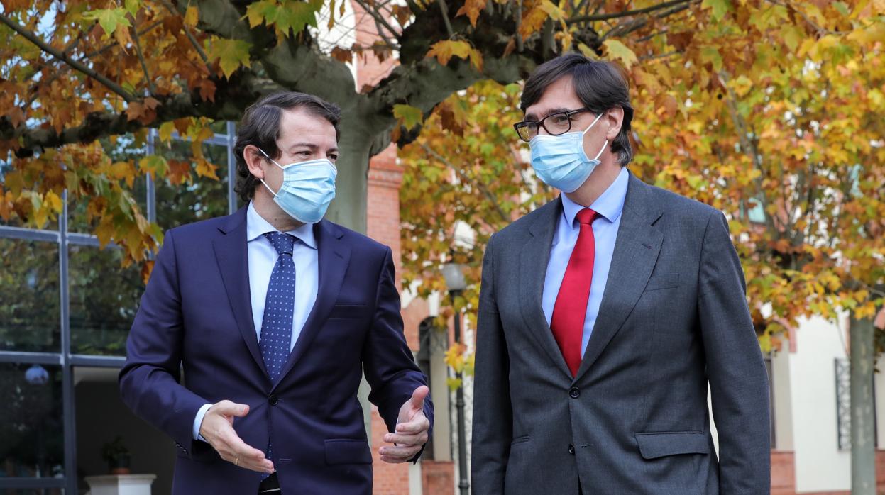 El presidente de la Junta, Alfonso Fernández Mañueco, junto al ministro de Sanidad, Salvador Illa, en Valladolid