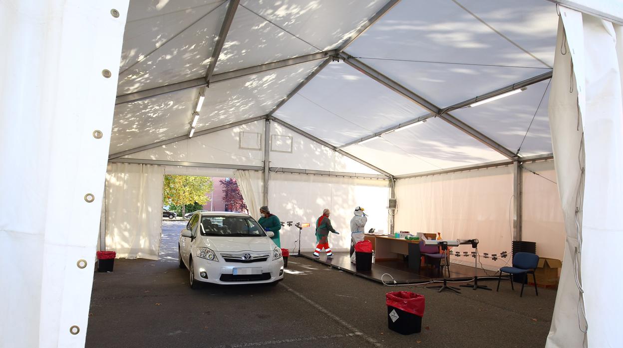 Carpa situada junto al hospital del Bierzo de Ponferrada para la realización de pruebas PCR