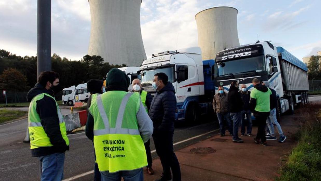 Transportistas bloqueando la central de As Pontes este jueves