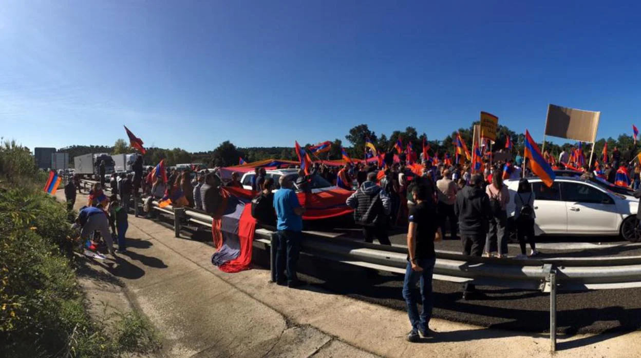 La protesta se ha celebrado a unos 8 kilómetros de La Junquera