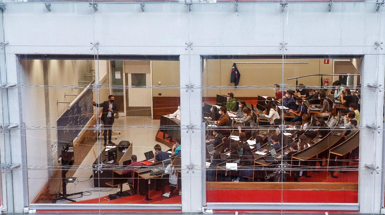 Un profesor imparte clase en el Campus Ciutadella de la Universidad Pompeu Fabra antes de que la Generalitat enviase a todos los universitarios a casa