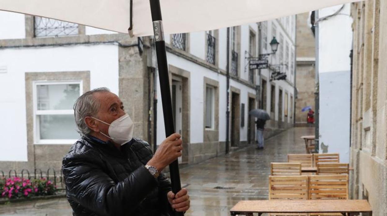 Un hostelero instala la terraza de su local en Santiago