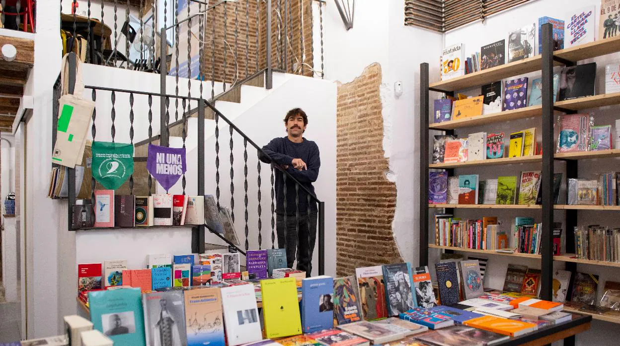 Ezequiel Naya, fotografiado en la librería Lata Peinada