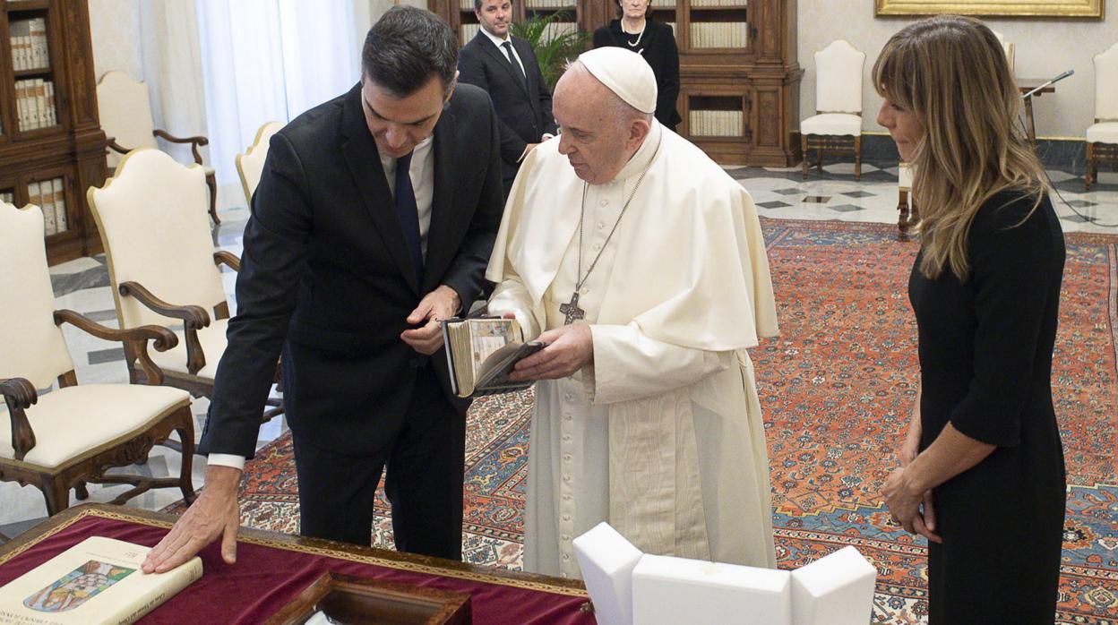 Pedro Sánchez y el Papa Francisco, en su encuentro de este sábado