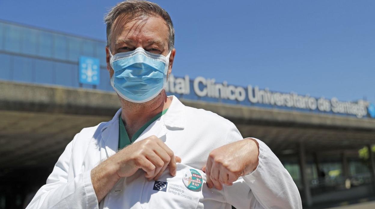 El doctor Pedro Rascado, en la entrada del Hospital Clínico Universitario de Santiago