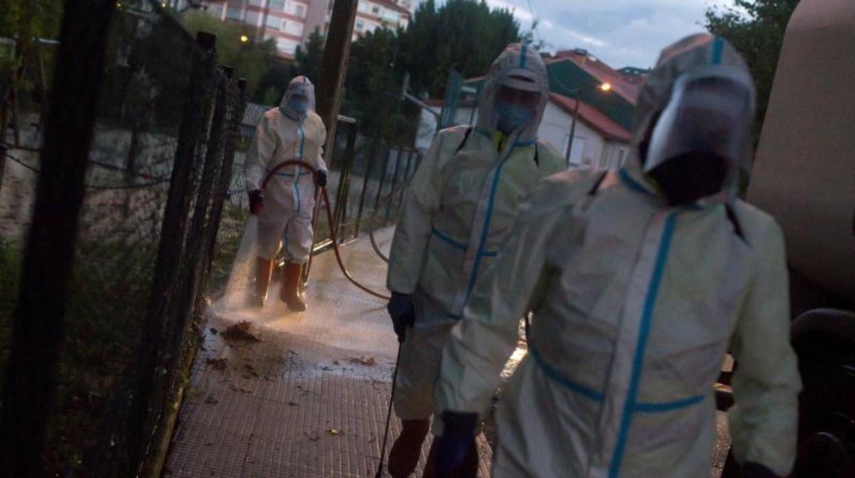 Labores de desinfección en las calles de Orense, confinada por el Covid