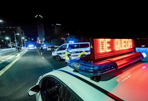 Imagen de uno de los controles policiales durante el toque de queda en Valencia