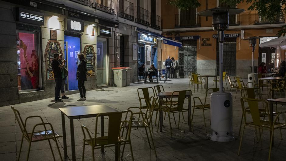 Madrid estrena el «toque de queda»: «Antes iríamos de fiesta a una casa, ahora no se puede»