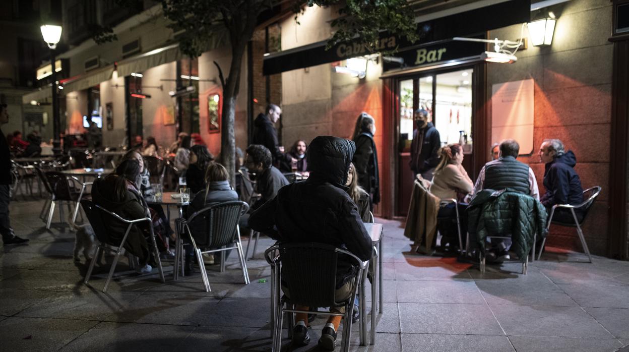 Terraza en Madrid, en la noche del sábado, antes de que se iniciara el toque de queda a medianoche