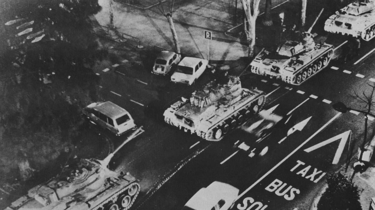 Imagen de los tanques por las calles de Valencia la noche del 23 de febrero de 1981