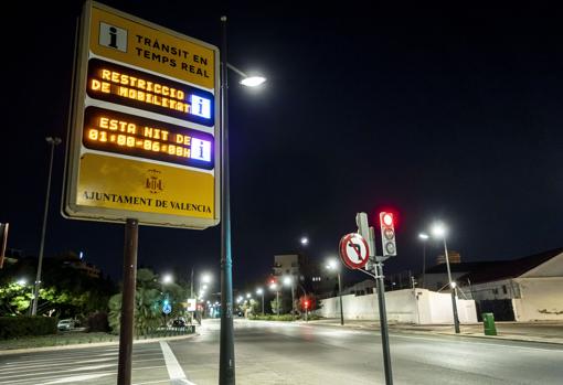 Imagen de una calle vacía durante la primera noche de toque de queda en Valencia