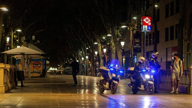 Cuatro detenciones y calles desérticas en la primera noche de toque de queda en Cataluña