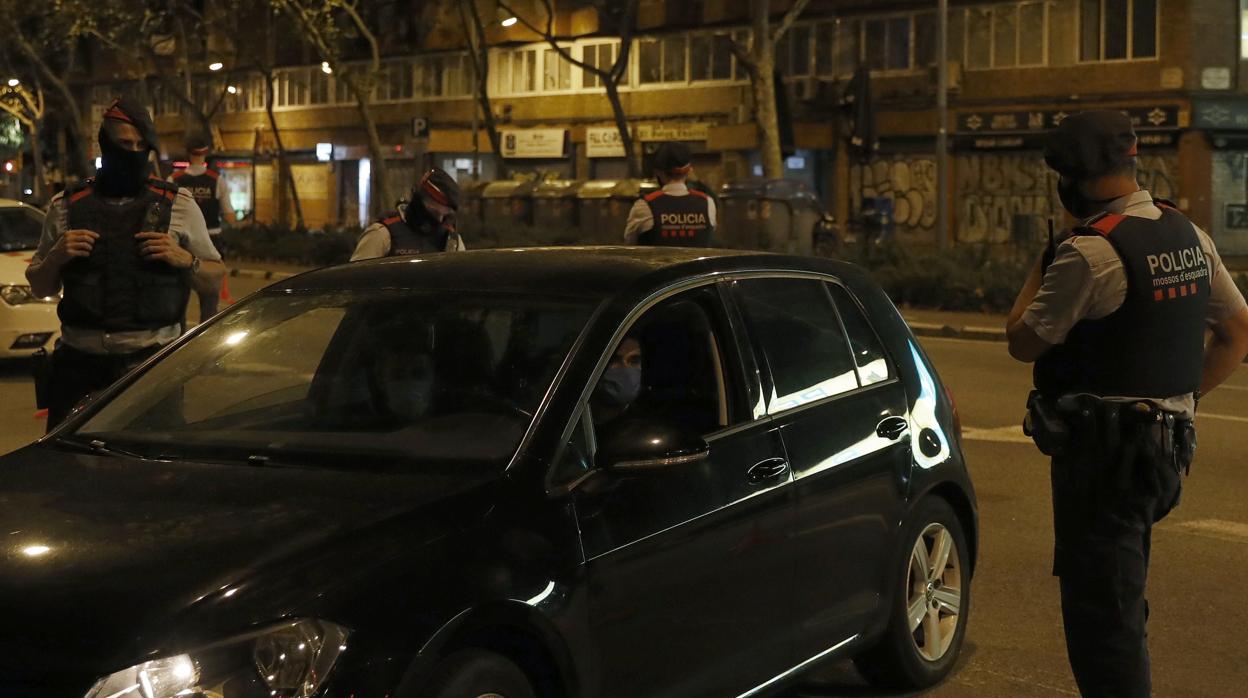 Agentes de los Mossos en un control durante el toque de queda