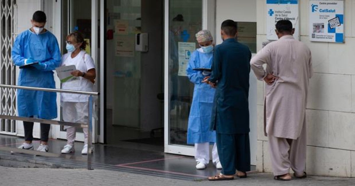 Ciudadanos esperan para realizarse una prueba en un ambularoriode L'Hospitalet de Llobregat