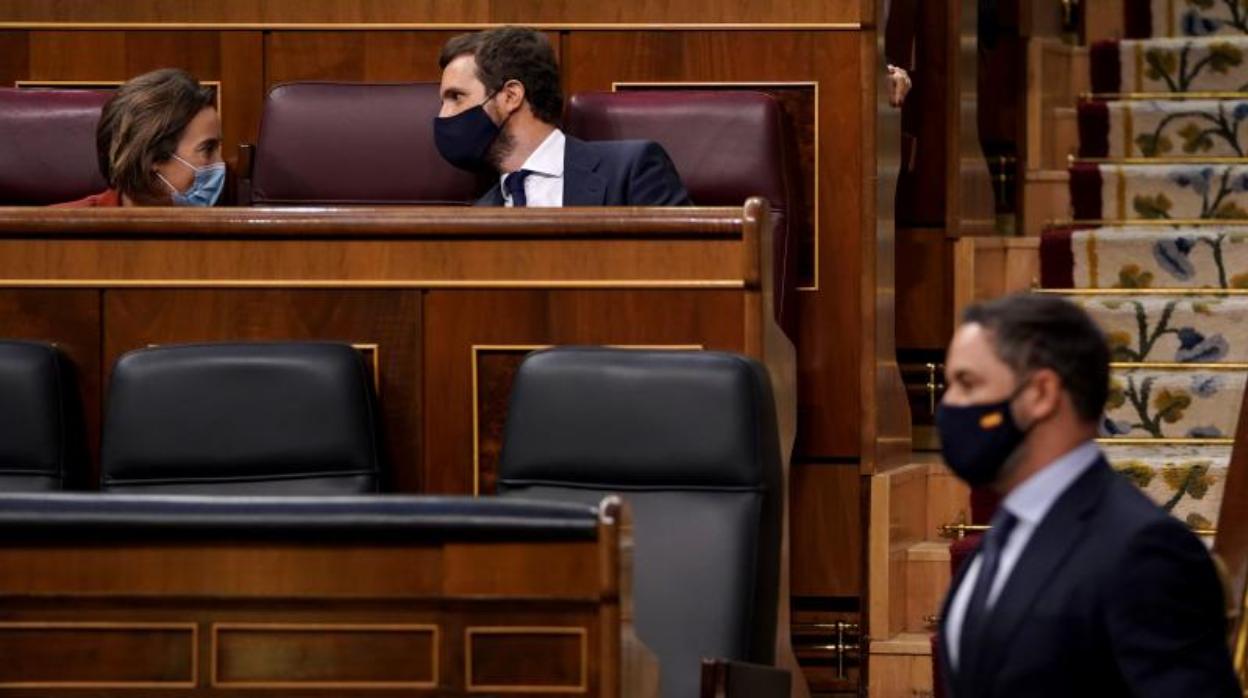 El presidente de Vox, Santiago Abascal, pasa por delante de Pablo Casado durante el debate de la moción de cesura en el Congreso la semana pasada