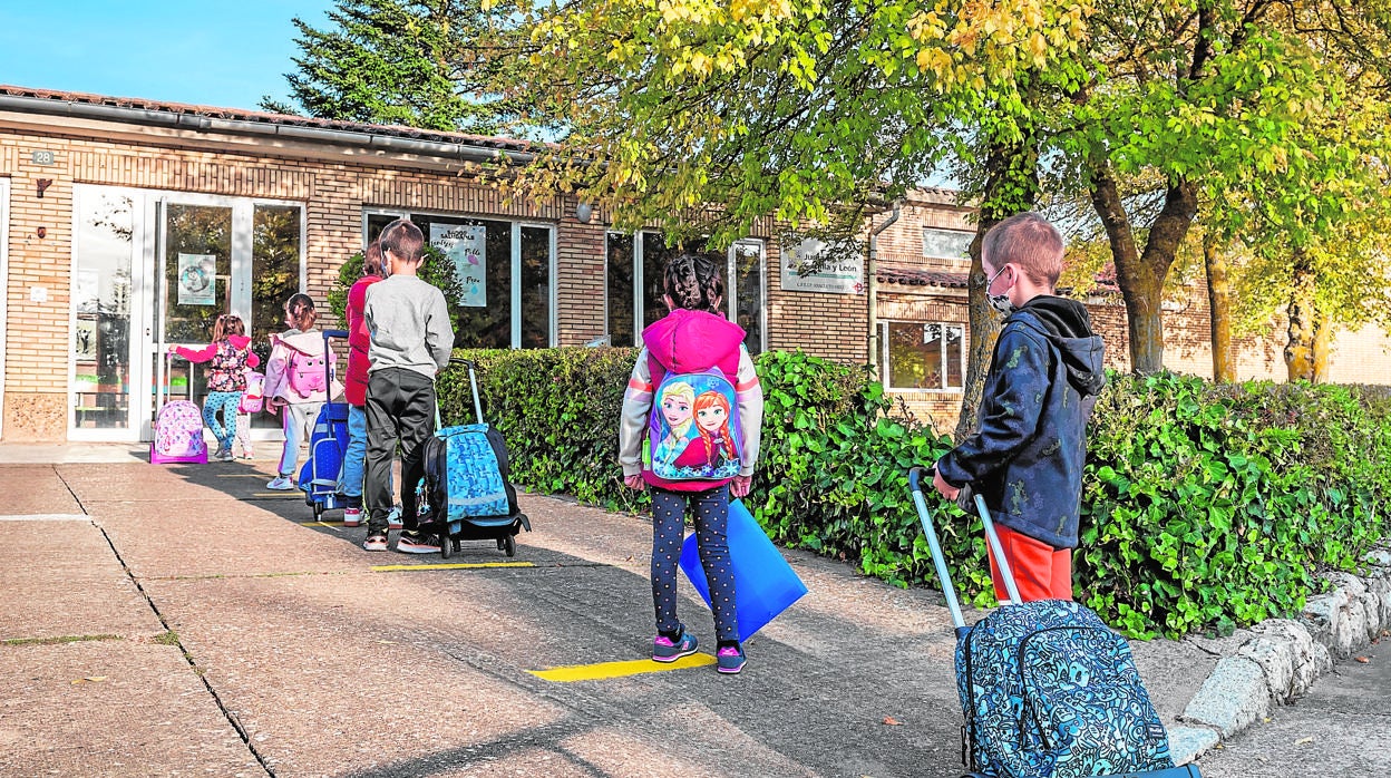 Niños esperan para entrar en el colegio público de Astudillo (Palencia)