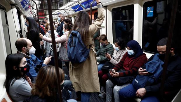 Bronca en el metro de Madrid: «¡Mi tío acaba de fallecer por la Covid! ¿Y tú sin mascarilla?»