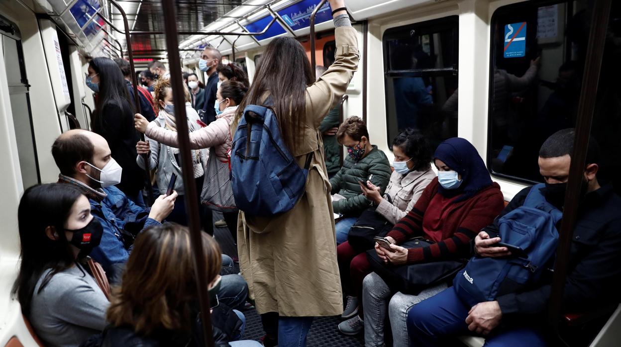 Varias personas viajan en la línea 1 del Metro de Madrid