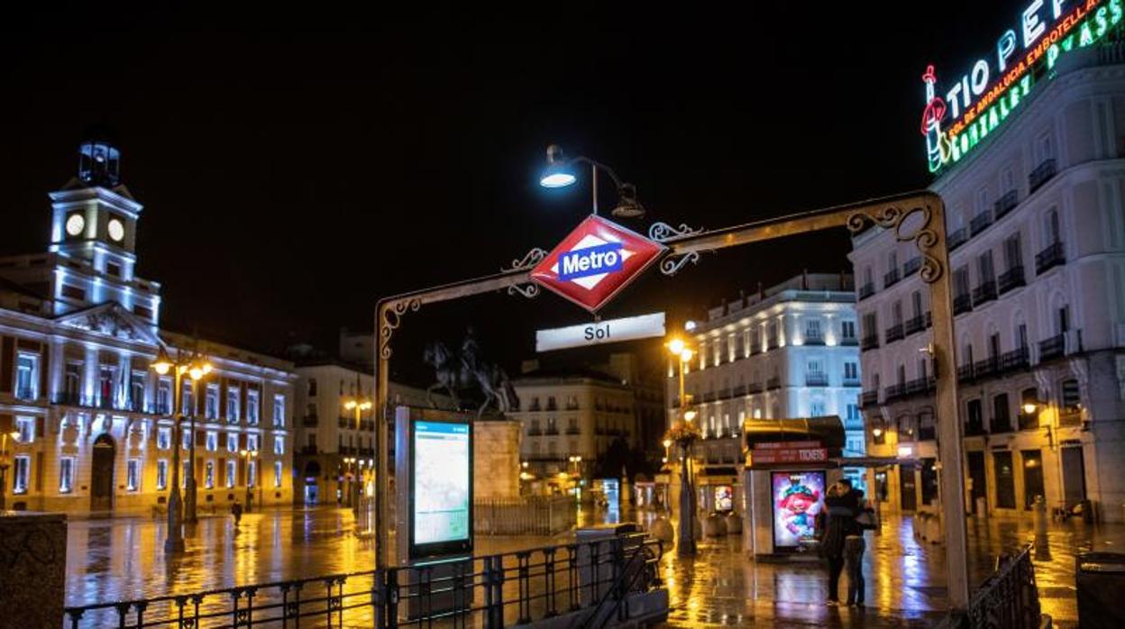 La boca de Metro de Sol, anoche, sin apenas usuarios entrando y saliendo