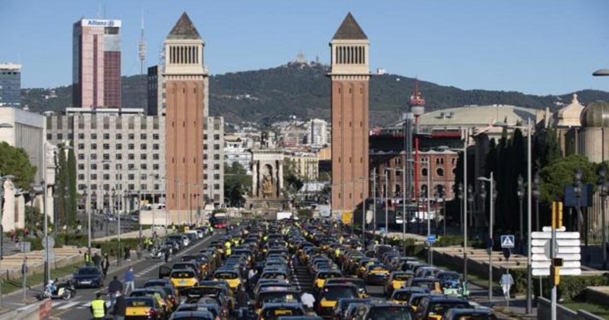 Centenares de taxis participan en una marcha lenta por la capital catalana