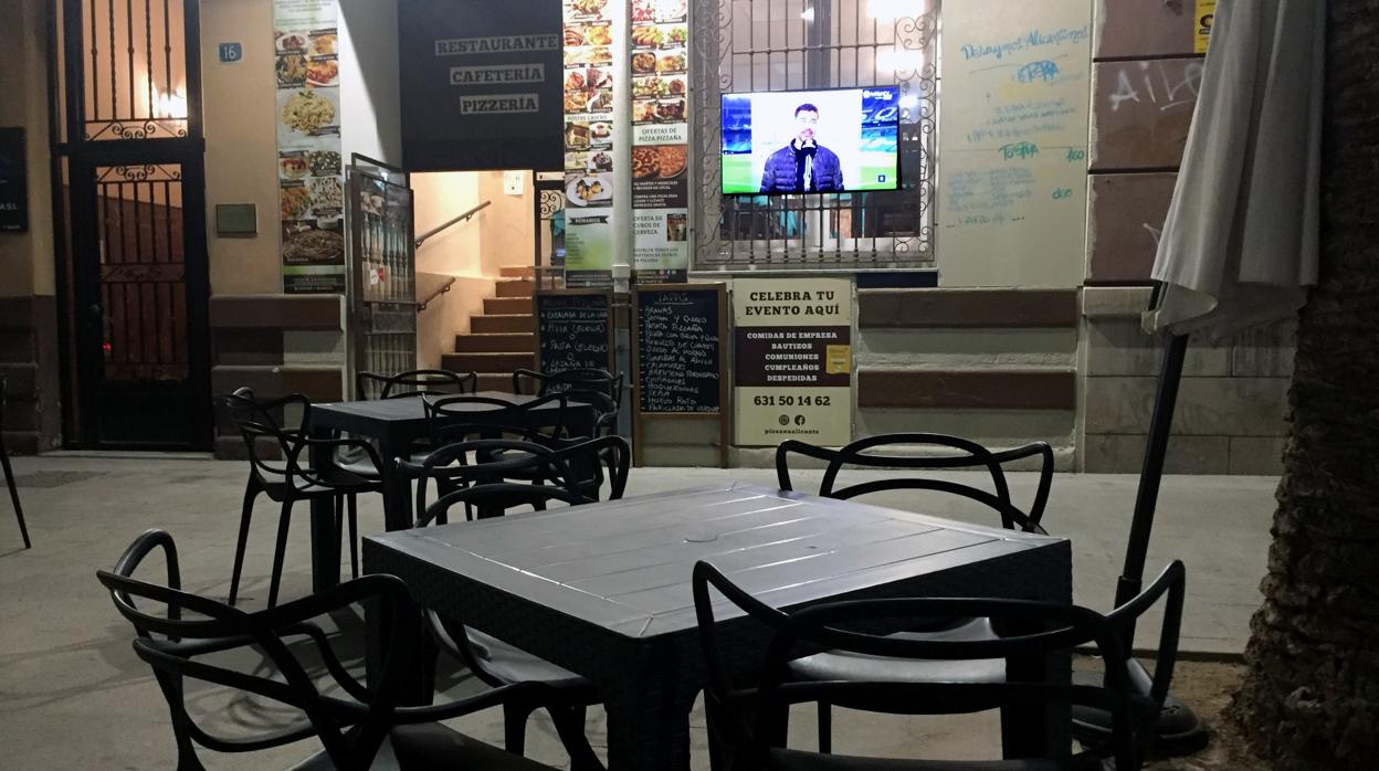 Imagen de una terraza sin clientes en Alicante, tras decretar el toque de queda