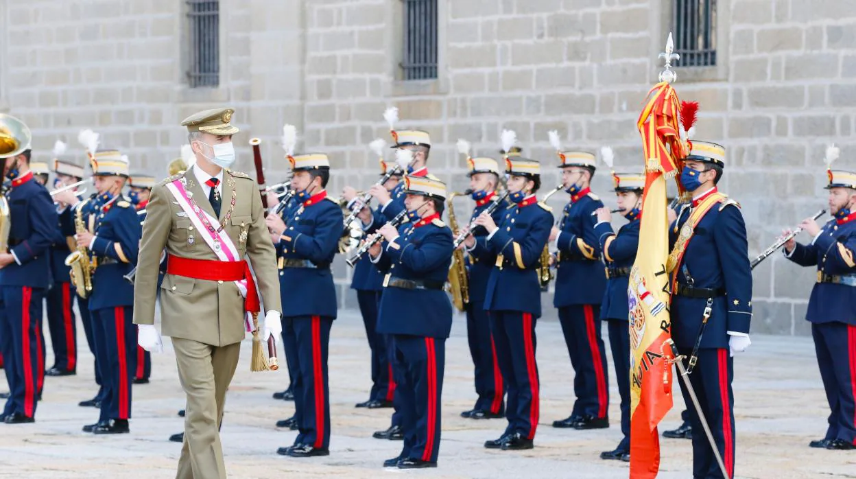 El Rey recibe honores en la Lonja del Monasterio de El Escorial