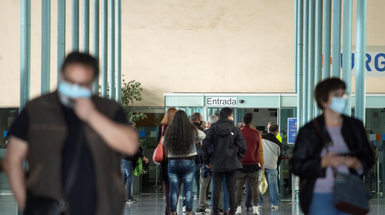 Pacientes esperando a ser atendidos en la entrada del Hospital del Mar (Barcelona)