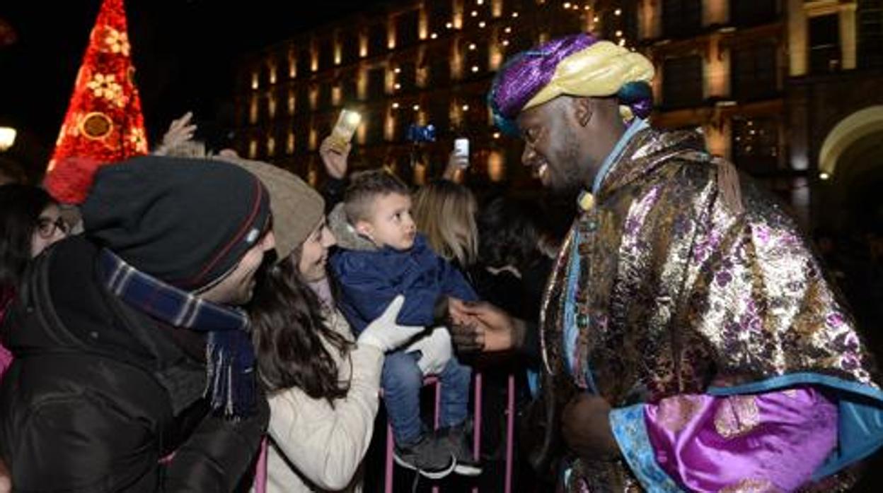 Baltasar en la plaza de Zocodover en 2019 saludando a un pequeño, una imagen que este año no podrá repetirse