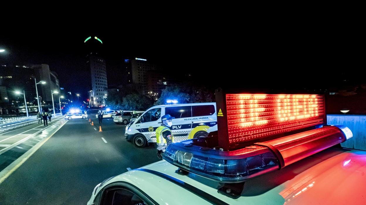 Imagen de un control de policía en la primera noche del toque de queda en Valencia