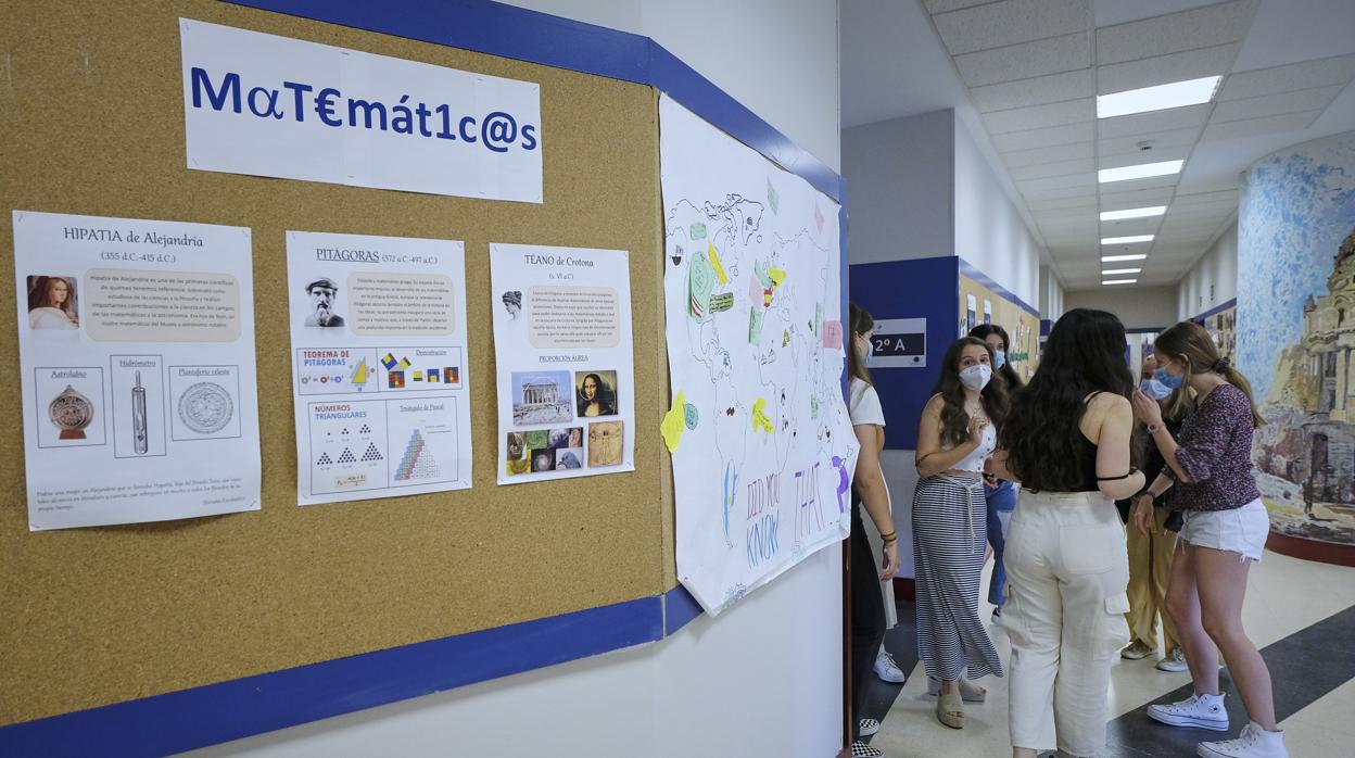 Un grupo de adolescentes esperando a entrar en clase en una imagen de archivo