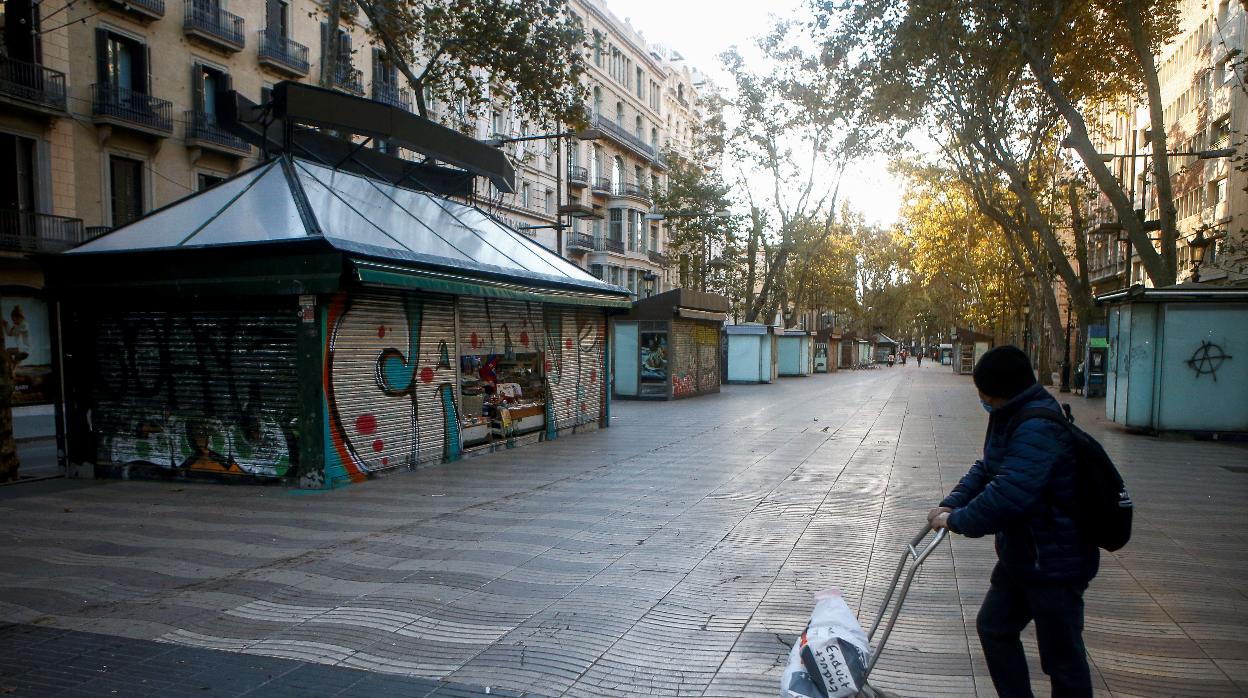 La Rambla, prácticamente vacía este miércoles a primera hora del día