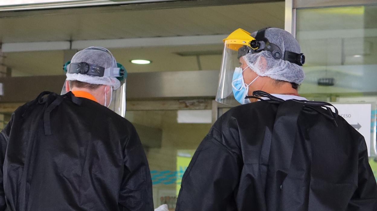 Sanitarios a las puertas de un hospital de Zaragoza