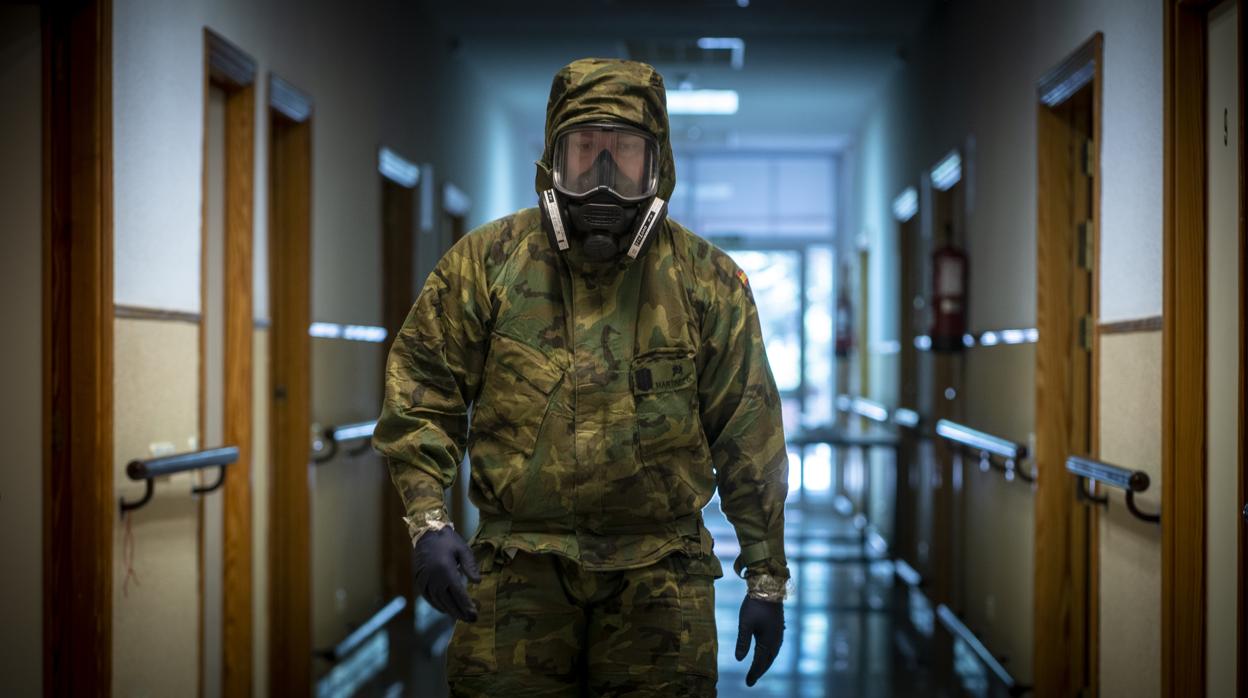 Un militar de la BRIPAC, en trabajos de desinfeccion del Centro Residencial Miguel Montalvode Ajalvir