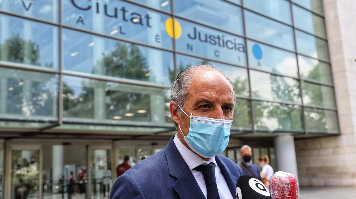 El expresidente Francisco Camps en su salida de la Ciudad de la Justicia de Valencia