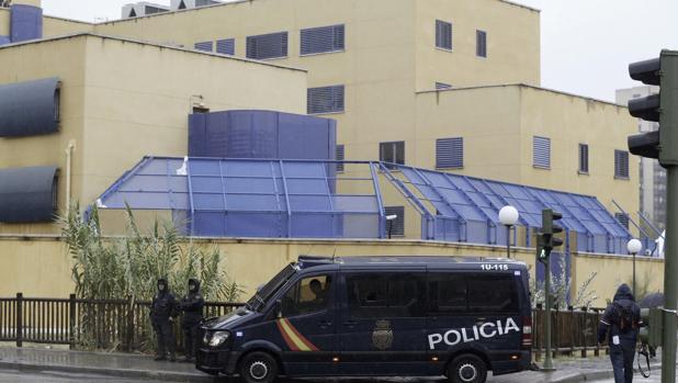 Ocho arrestados por cortar la calle y lanzar cohetes al CIE de Aluche en una protesta contra estos centros