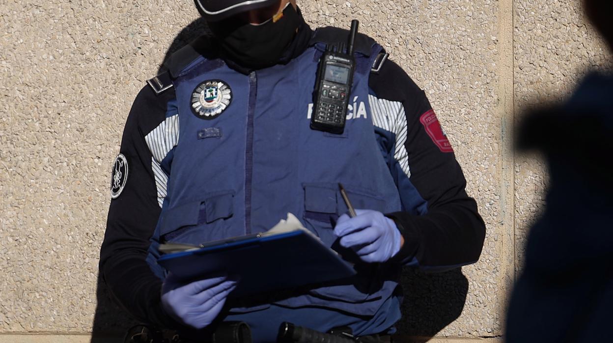 Un agente de la Policía Municipal, durante las restricciones en Madrid